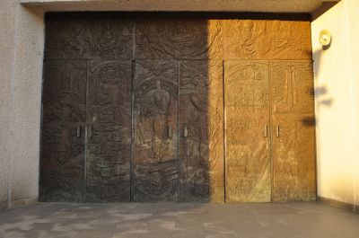 Rzeźbione, sześcioczęściowe drzwi wejściowe z brązu z 1991 roku autorstwa Zofii Mitał-Szczepańskiej, tzw. Drzwi Papieskie. Fot. Ludmiła Łapka Biuro Architekta Miasta